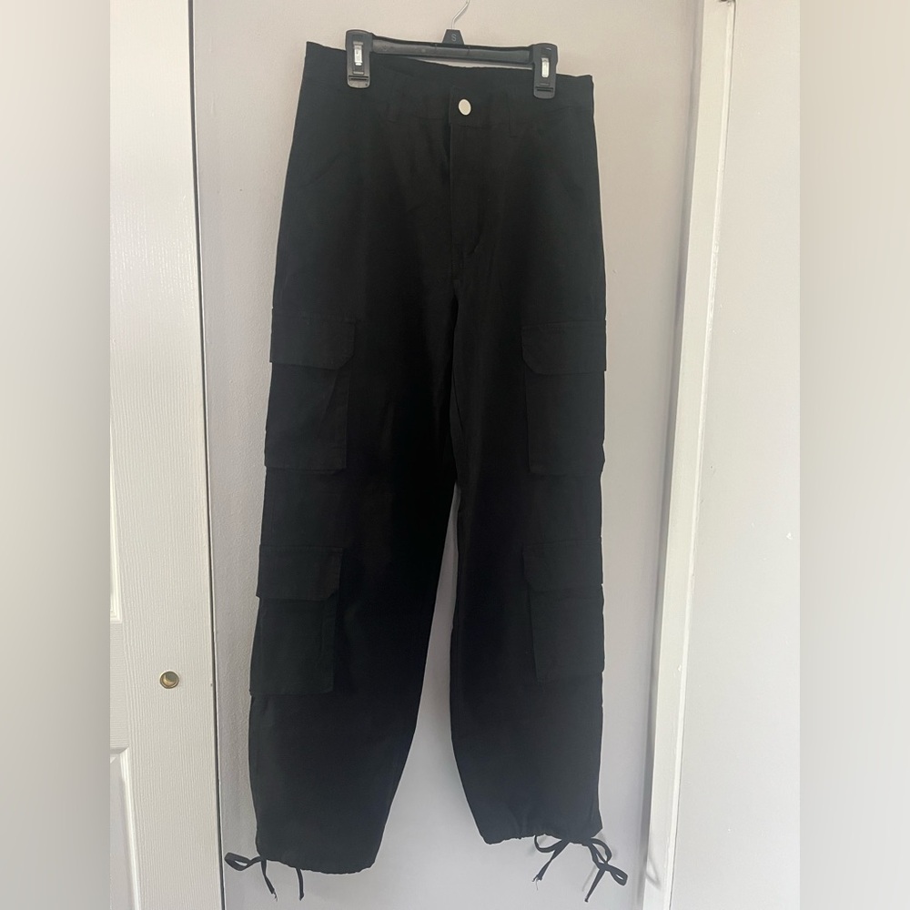 Women’s Black Cargo Pants. Size Small. NWOT.